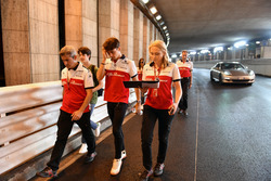 Charles Leclerc, Sauber camina el túnel con Xevi Pujolar, Sauber y Ruth Buscombe, Sauber
