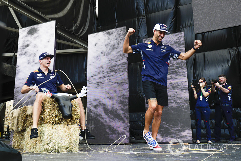Daniel Ricciardo, Red Bull Racing, Max Verstappen, Red Bull con un lazo en el escenario
