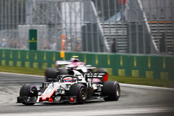 Romain Grosjean, Haas F1 Team VF-18, devant Esteban Ocon, Force India VJM11
