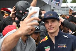 Max Verstappen, Red Bull Racing fans selfie