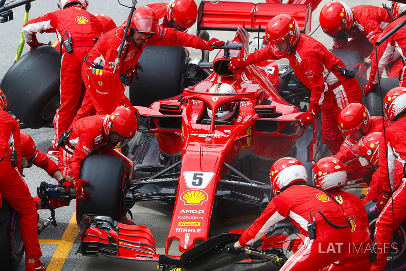 Sebastian Vettel, Ferrari SF71H, hace un pit stop