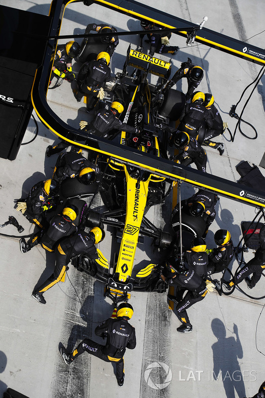 Nico Hulkenberg, Renault Sport F1 Team R.S. 18, makes a pit stop