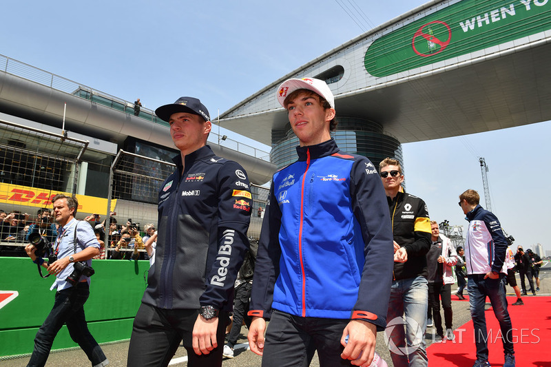 Max Verstappen, Red Bull Racing y Pierre Gasly, Scuderia Toro Rosso en el desfile de pilotos