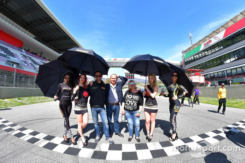 Foto di gruppo sulla griglia di partenza