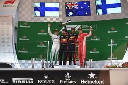 Podium : le vainqueur Daniel Ricciardo, Red Bull Racing, le deuxième, Valtteri Bottas, Mercedes-AMG F1, le troisième Kimi Raikkonen, Ferrari