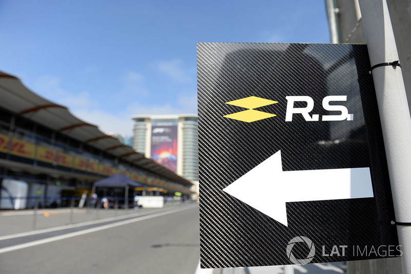 Un panneau Renault Sport F1 Team dans la pitlane
