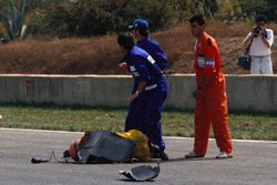 Martin Donnelly, Team Lotus, se encuentra en la pista después de un fuerte accidente