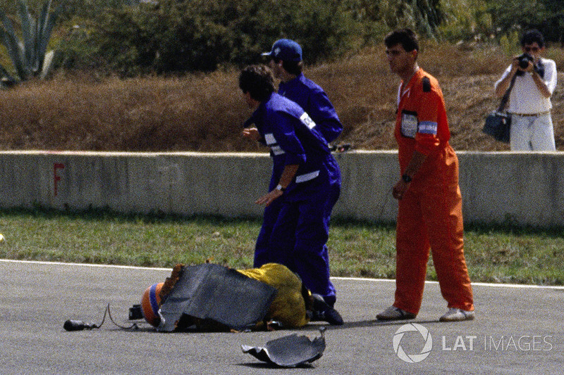 Martin Donnelly, Team Lotus, giace in pista dopo un tremendo incidente