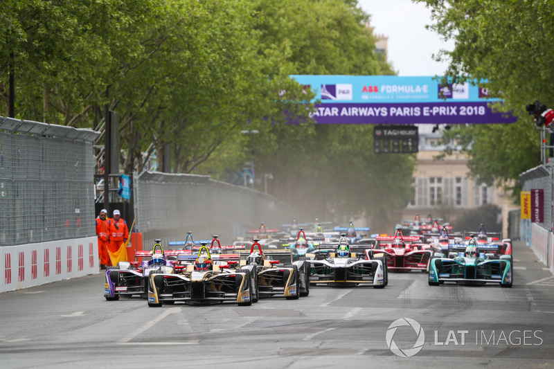 La partenza della gara con Jean-Eric Vergne, Techeetah, davanti a Sam Bird, DS Virgin Racing, Andre Lotterer, Techeetah, Maro Engel, Venturi Formula E Team
