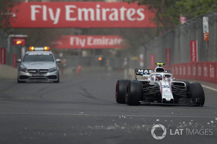 Sergey Sirotkin, Williams FW41 with broken front suspension