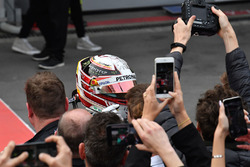 Il vincitore della gara Lewis Hamilton, Mercedes-AMG F1 festeggia nel parco chiuso