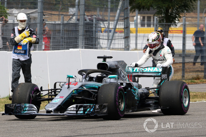 Lewis Hamilton, Mercedes-AMG F1 W09 stops on track and pushes his car