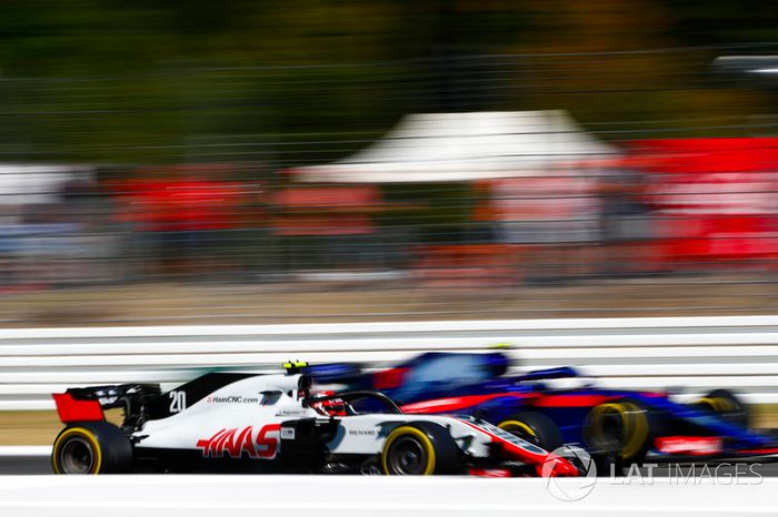 Kevin Magnussen, Haas F1 Team VF-18, y Pierre Gasly, Toro Rosso STR13