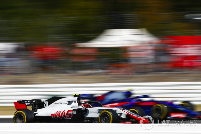 Kevin Magnussen, Haas F1 Team VF-18, et Pierre Gasly, Toro Rosso STR13
