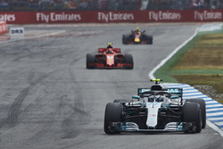 Valtteri Bottas, Mercedes AMG F1 W09, leads Kimi Raikkonen, Ferrari SF71H