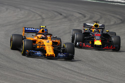 Stoffel Vandoorne, McLaren MCL33, devant Daniel Ricciardo, Red Bull Racing RB14