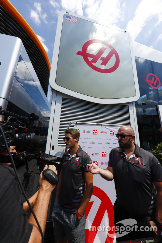 Romain Grosjean, Haas F1 Team, con los medios