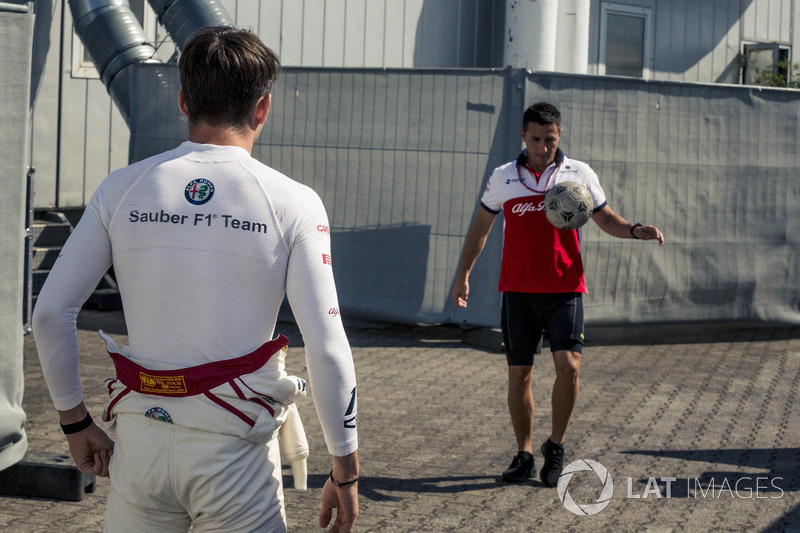 Charles Leclerc, Sauber warms up playing football with his trainer