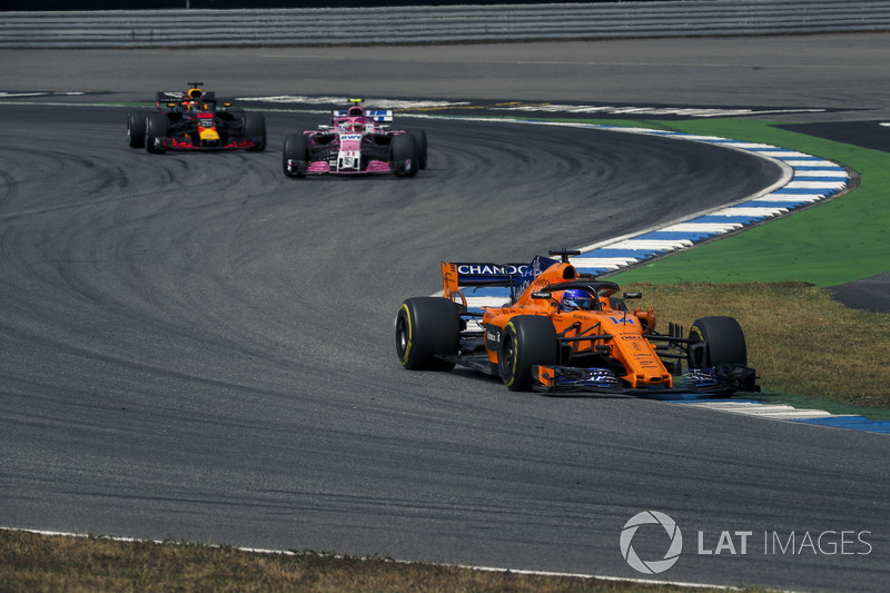 Fernando Alonso, McLaren MCL33, Esteban Ocon, Force India VJM11 y Daniel Ricciardo, Red Bull Racing RB14