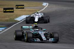 Valtteri Bottas, Mercedes-AMG F1 W09 and Sergey Sirotkin, Williams FW41