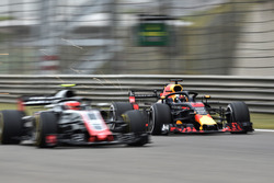 Даниэль Риккардо, Red Bull Racing RB14, и Кевин Магнуссен, Haas F1 Team VF-18