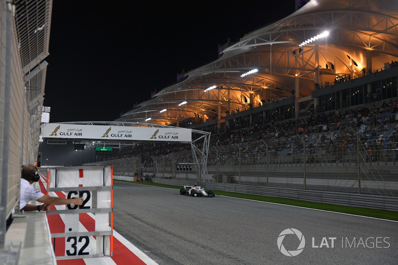 Le panneau de stand de Charles Leclerc, Sauber C37