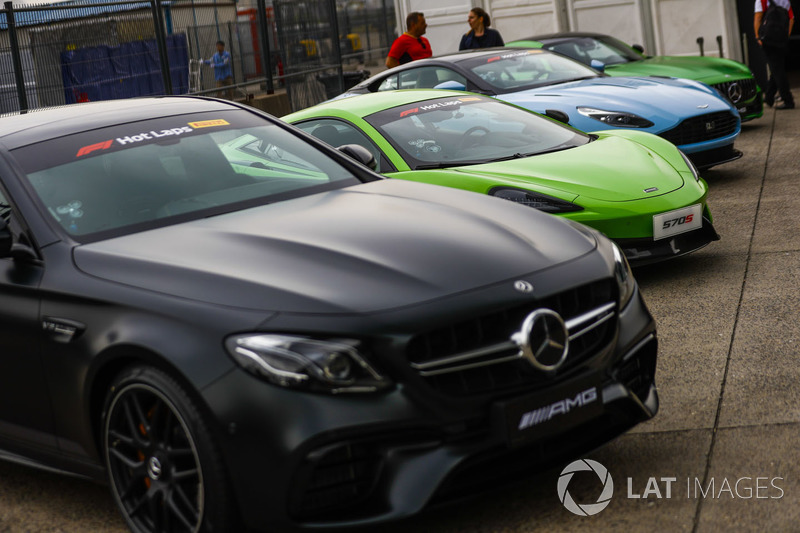 Заезд Pirelli Hot Laps: автомобили Mercedes, McLaren и Aston Martin