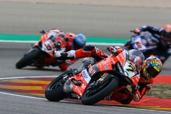 Chaz Davies, Aruba.it Racing-Ducati SBK Team indica la bandera roja