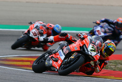 Chaz Davies, Aruba.it Racing-Ducati SBK Team indica la bandera roja