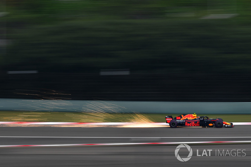 Max Verstappen, Red Bull Racing RB14 saca chispas