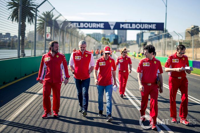 Sebastian Vettel, Ferrari, cammina lungo il circuito con Maurizio Arrivabene, Team Principal Ferrari e Riccardo Adami, ingegnere di pista Ferrari