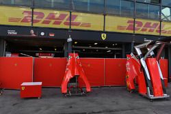 Paravento fuori dal garage Ferrari