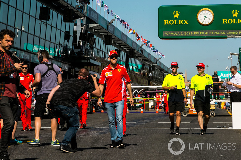 Sebastian Vettel, Ferrari, cammina lungo il circuito