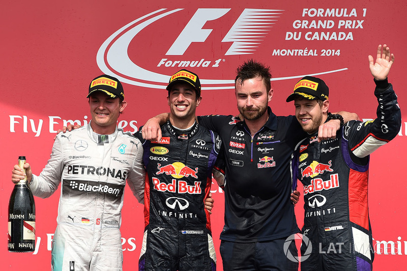 Podio: il vincitore della gara Daniel Ricciardo, Red Bull Racing, il secondo classificato Nico Rosberg, Mercedes AMG F1, Simon Rennie, ingegnere di pista Red Bull Racing e il terzo classificato Sebastian Vettel, Red Bull Racing