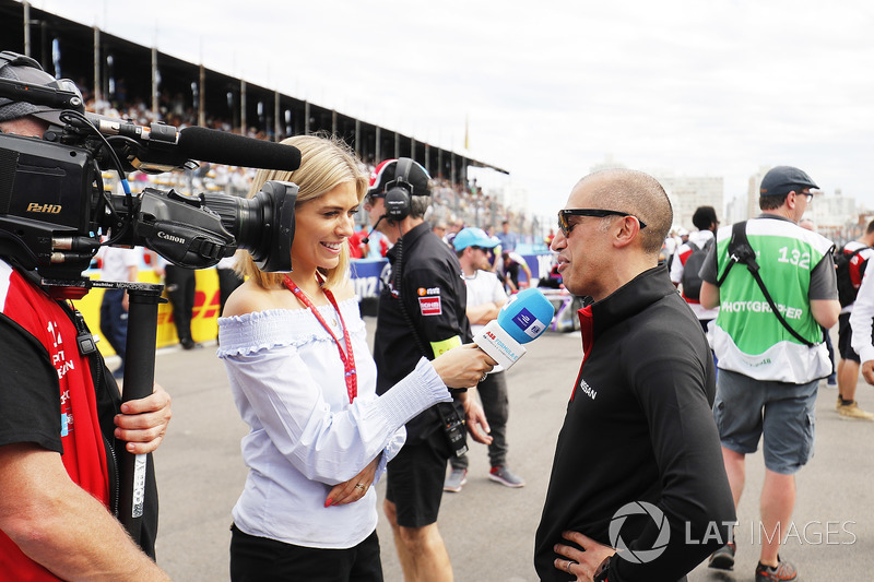 Presenter Formula E, Nicki Shields, berbincang dengan Michael Carcamo, Nissan Motorsport