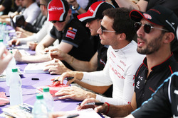 Jérôme d'Ambrosio, Dragon Racing, Jose Maria Lopez, Dragon Racing, Fans en la sesión de autógrafos