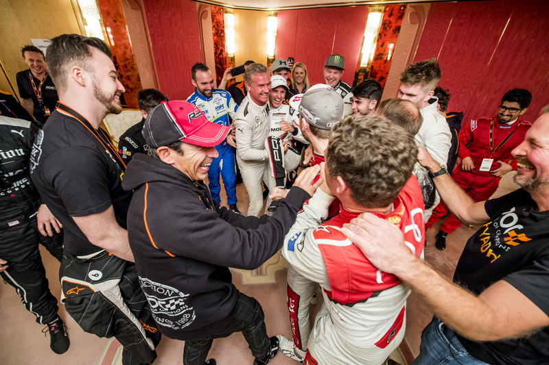 Los pilotos en backstage