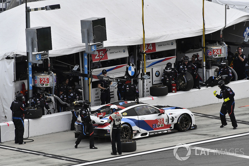 #25 BMW Team RLL BMW M8, GTLM: Bill Auberlen, Alexander Sims, Philipp Eng, Connor de Phillippi pit stop