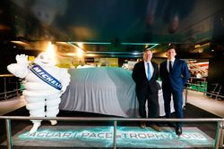 La presentazione del Jaguar I-Pace eTrophy, James Barclay di Jaguar accanto a Pascal Couasnon di Mic