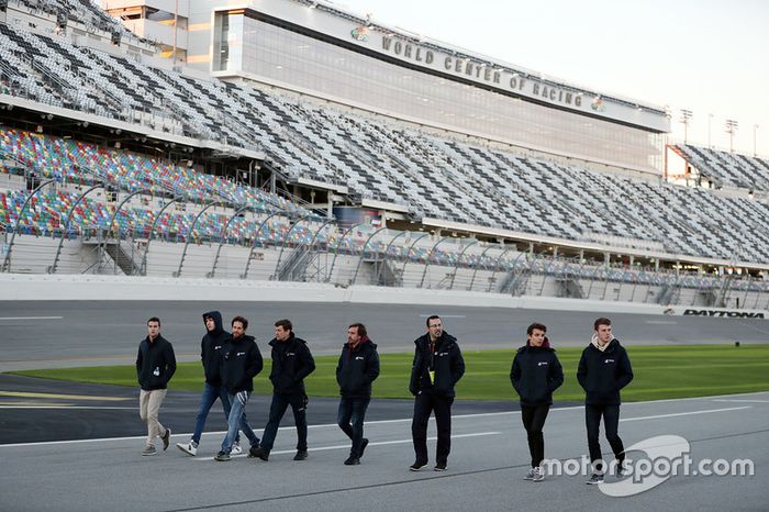 Phil Hanson, Lando Norris, Fernando Alonso, Will Owen, Hugo de Sadeleer, Bruno Senna, United Autosports track walk