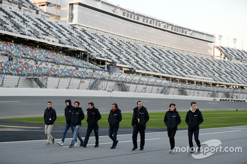 Phil Hanson, Lando Norris, Fernando Alonso, Will Owen, Hugo de Sadeleer, Bruno Senna, United Autosports caminan por la pista