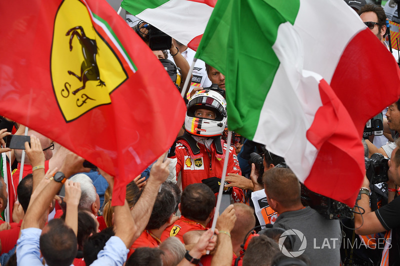 Yarış galibi Sebastian Vettel, Ferrari, parc ferme