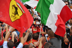 Il vincitore della gara Sebastian Vettel, Ferrari, festeggia nel parco chiuso