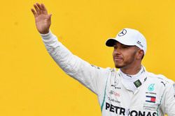 Lewis Hamilton, Mercedes-AMG F1 fête sa pole position dans le Parc Fermé