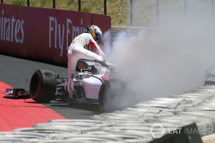 Marcus Ericsson, Sauber C37 choca en la PL1 y se incendia