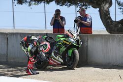 Jonathan Rea, Kawasaki Racing kutlama yapıyor