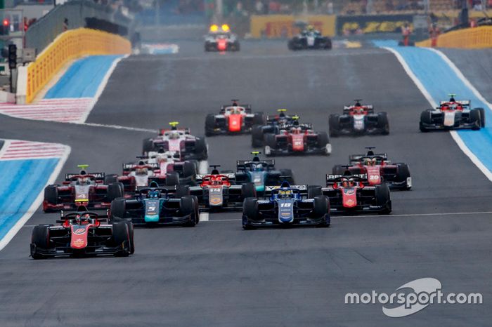 George Russell, ART Grand Prix, delante de Sergio Sette Camara, Carlin en la salida