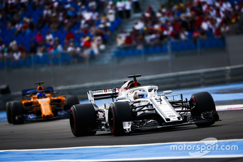 Marcus Ericsson, Sauber C37, devant Fernando Alonso, McLaren MCL33