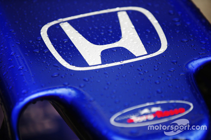 Le logo Honda sur le nez de la Toro Rosso STR13