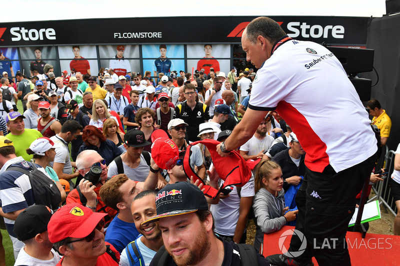 Frédéric Vasseur, team principal Sauber, et des fans